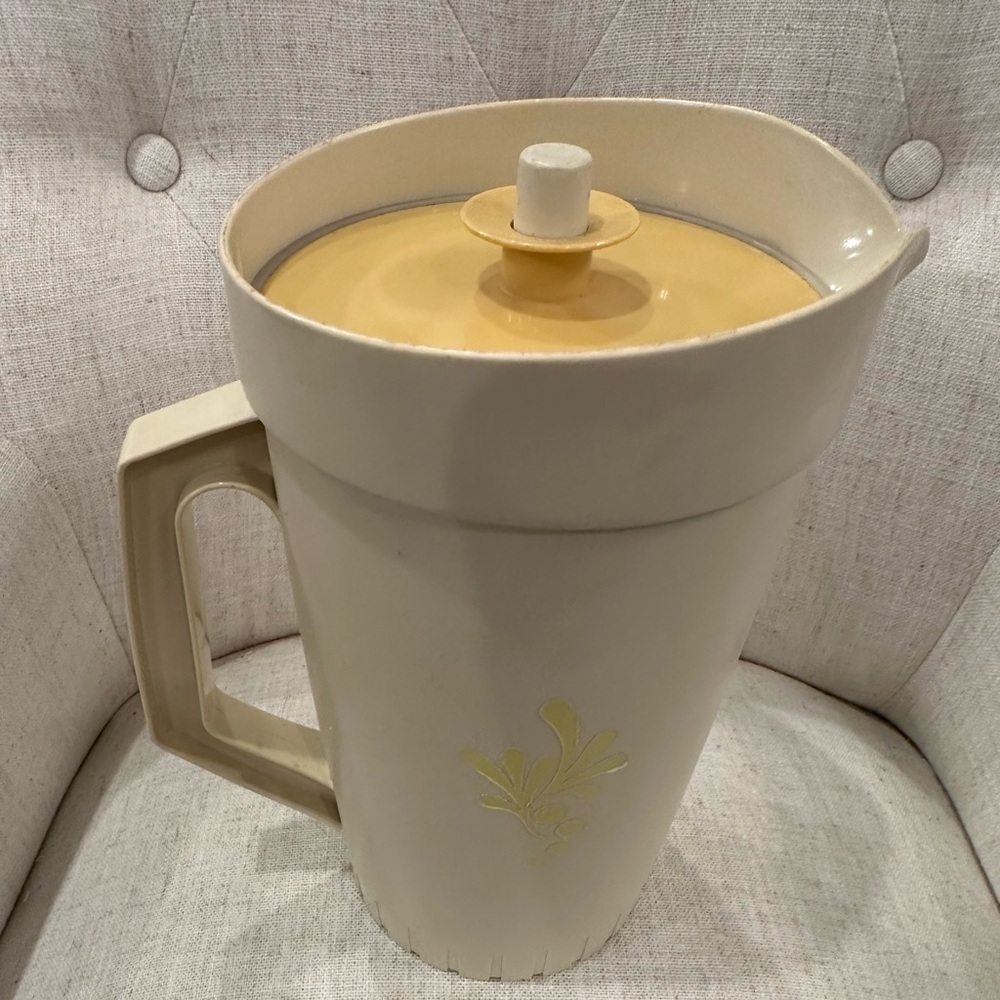 Vintage Tupperware 2 Quart Pitcher Almond Yellow Harvest Push Button Lid #800-7